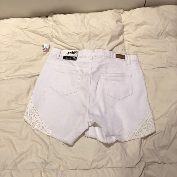 White high waisted shorts with pretty lace detailing - Picture 3 of 5